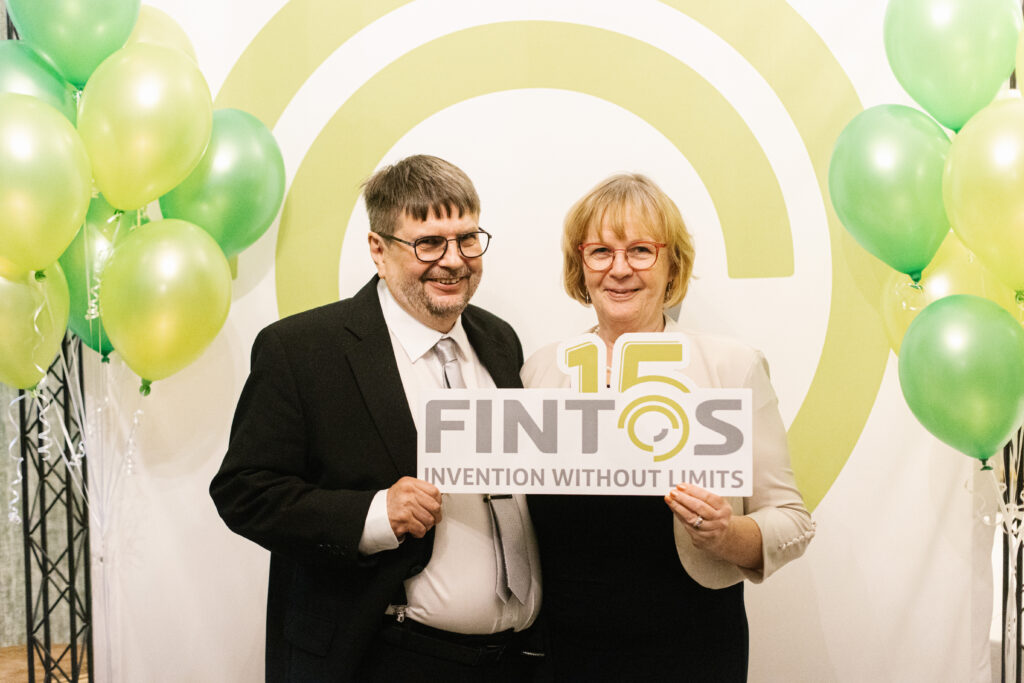 Fintos Oy:n perustajajäsenet Markku Halkoja ja Marjo-Riitta Mäki-Halkola yhtiön 15-vuotisjuhlassa syyskuussa 2023.